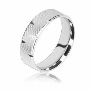 porocni-prstan-iz-srebra-925-narebrena-povrsina-sijoce-trikotne-zareze-6-mm